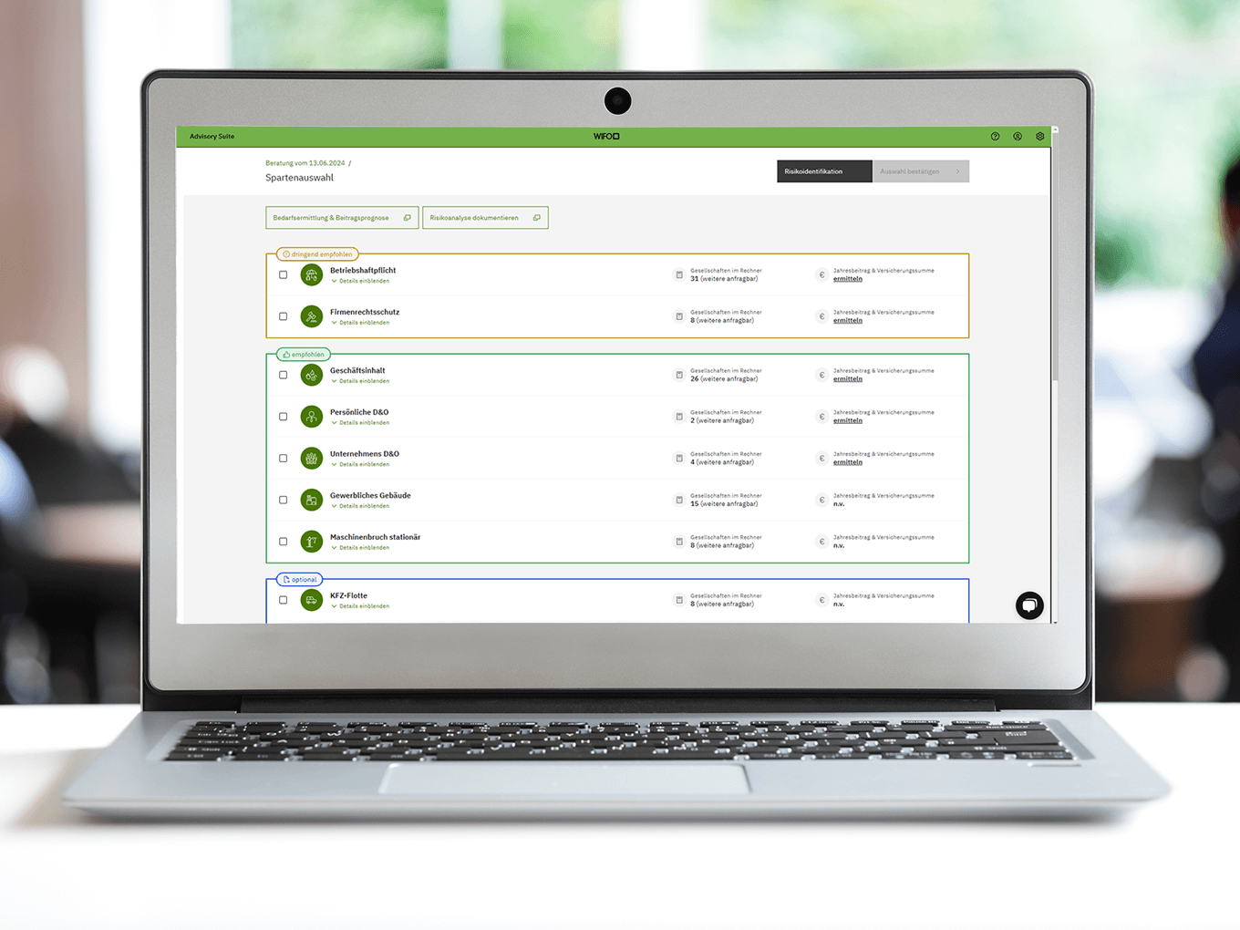 Laptop mit Screenshot des Gewerbevergleichs Thinksurance auf weißem Tisch