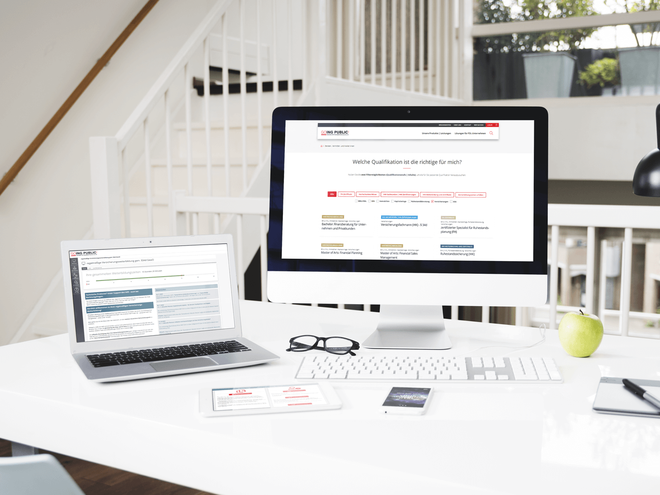 Weißer Schreibtisch mit Desktop-PC, Laptop, Tablet und Handy, auf dem die Inhalte der Weiterbildungsplattform WBThek abgebildet sind