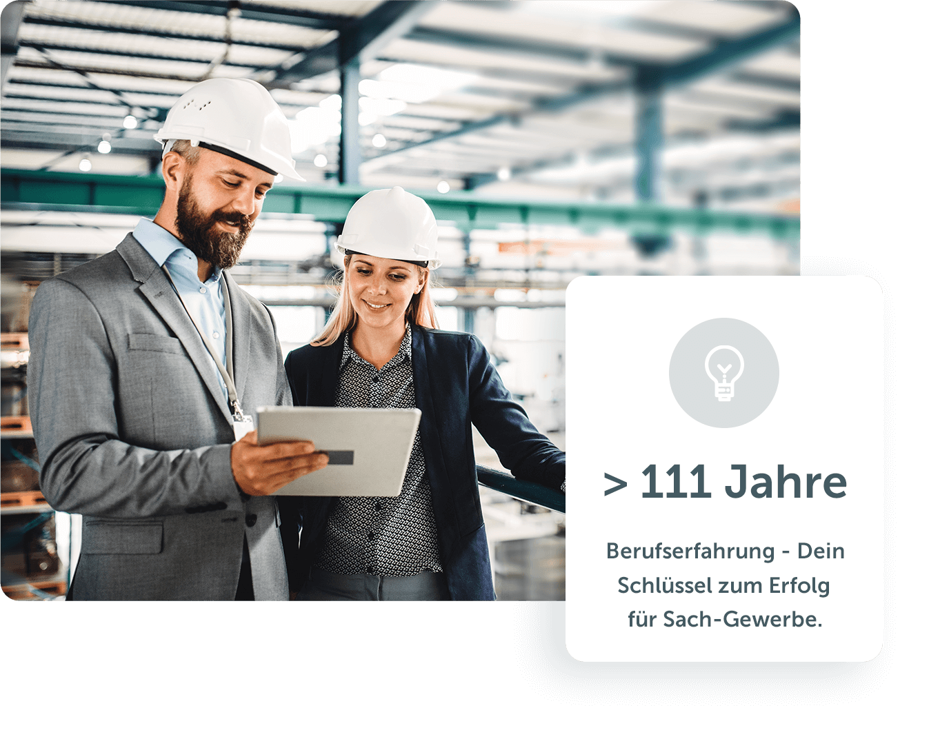 Mann und Frau mit weißem Schutzhelm stehen in einer Produktionshalle und schauen auf ein Lablet plus Icon zu WIFO-Service für Versicherungsmakler