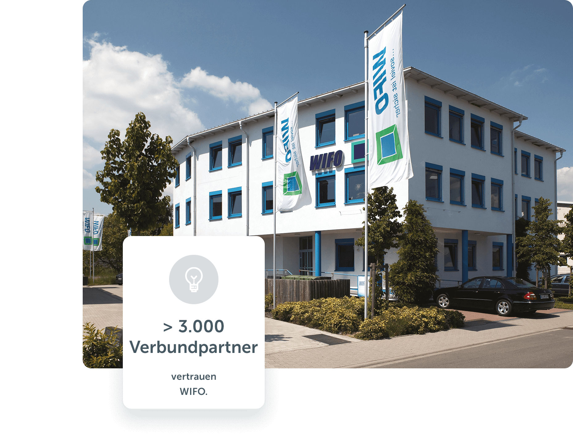 Gebäude der WIFO-Zentrale mit zwei Firmenbanner