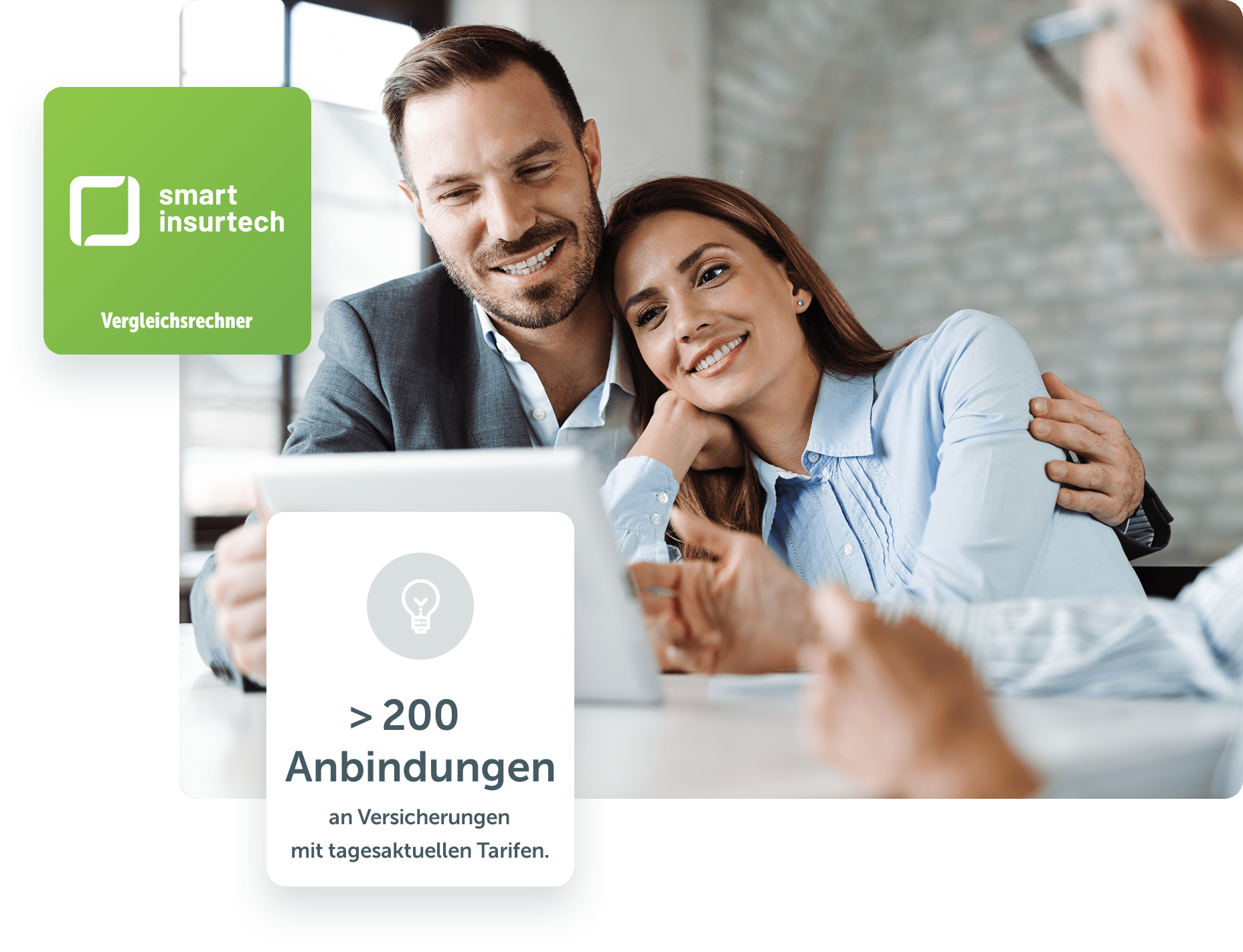 Lächelndes Pärchen im Businesslook vergleicht Tarife mit dem WIFO Smart Compare Vergleichsrechner auf einem Tablet