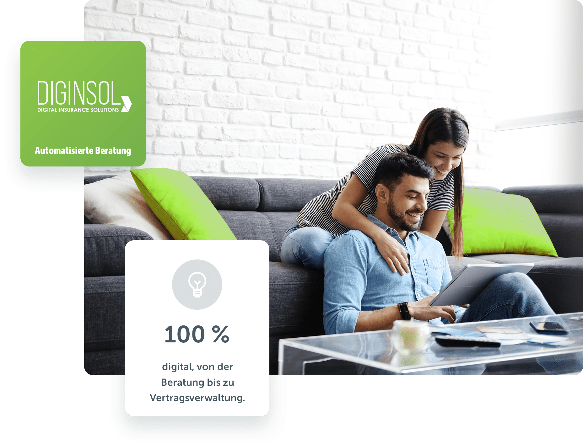 Ein junges Paar zu Hause auf dem Sofa schaut in ein Notebook dem Sofa