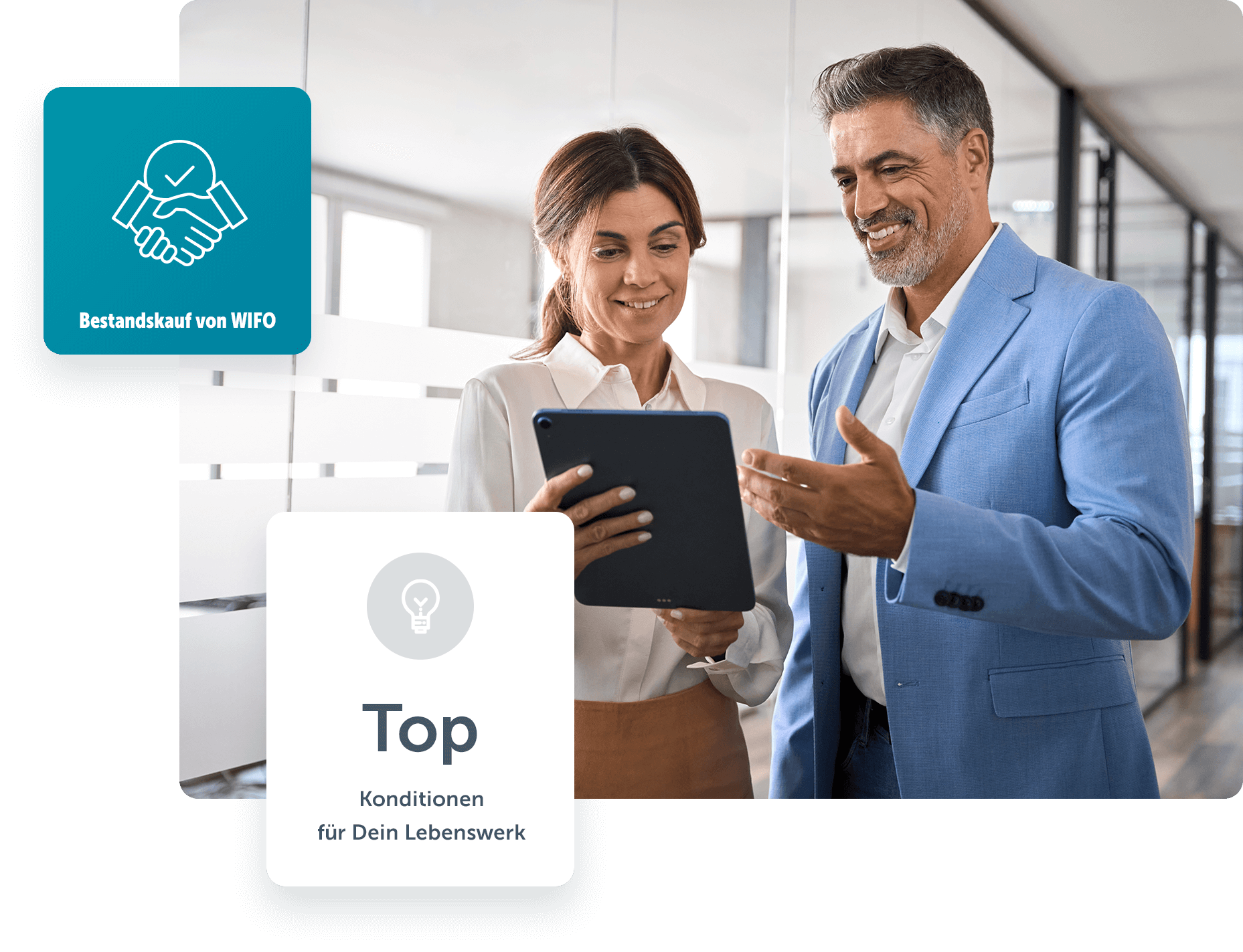 Ein älterer Versicherungsmakler im Gespräch mit einer Frau im Businessumfeld 