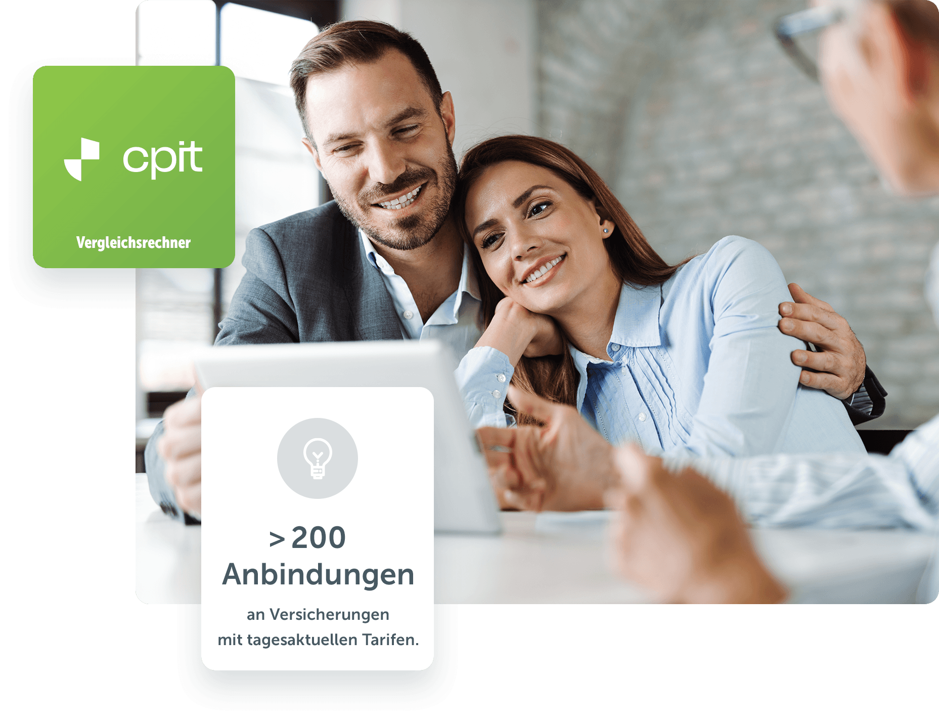 Paar betrachtet einen Tablet-Bildschirm neben dem Logo von cpit comparit Vergleichsrechner und dem Hinweis auf über 200 Versicherungsanbindungen.